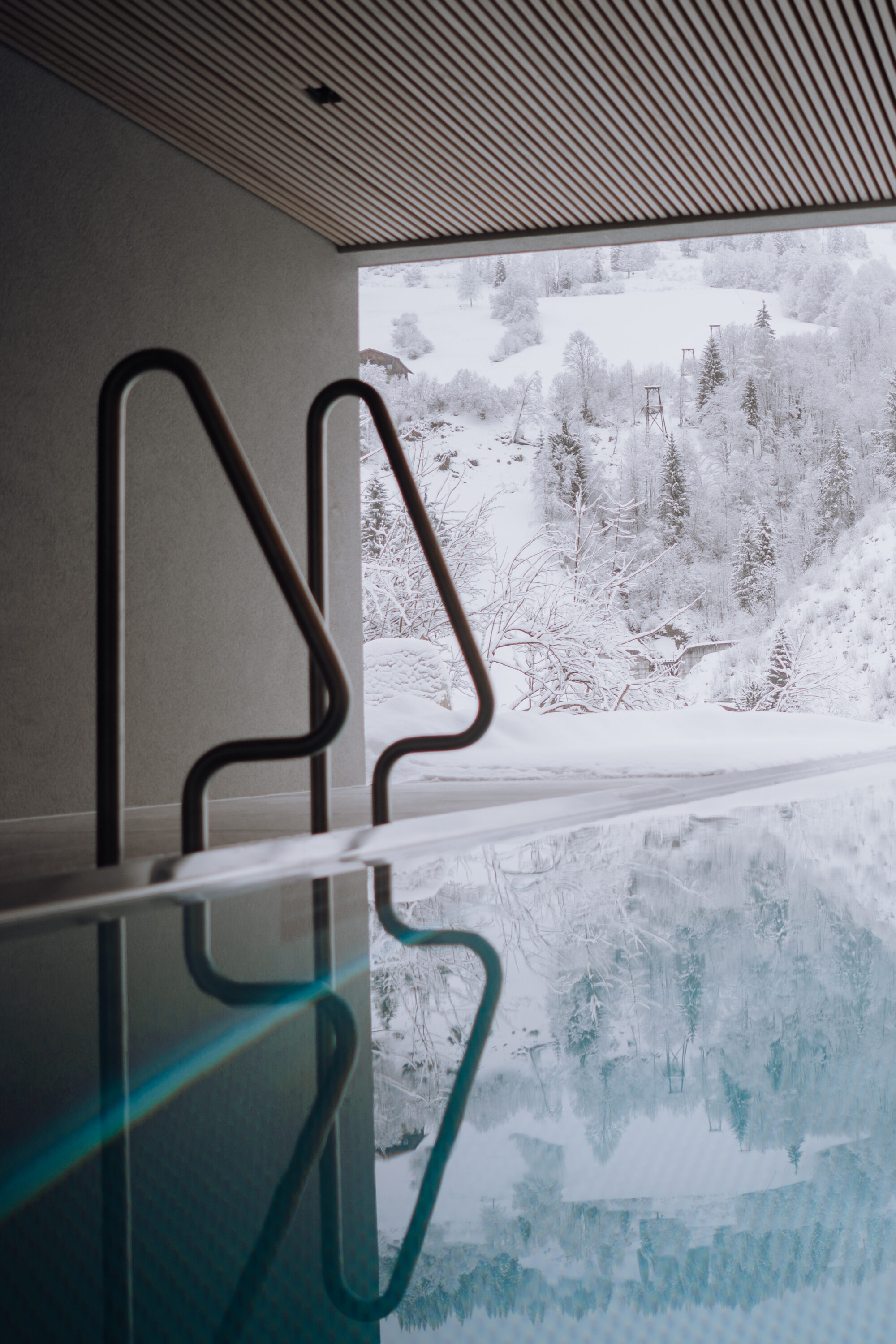 beheizter Aussenpool im Winter genießen, Design Spa, Wellness in den Bergen, Aussicht auf schneebedeckte Berge genießen