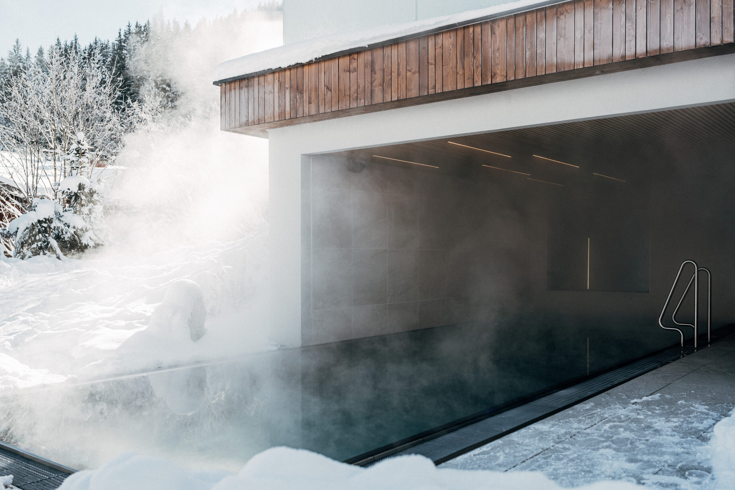 Sommer im Haus Jausern, beheizter Außenpool mit Blick auf die Berge, Naschgarten, Designhotel, Wellnesshotel Saalbach